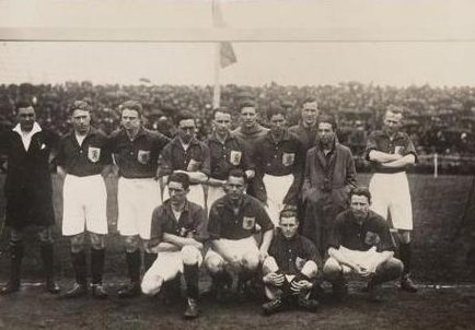 Nationalmannschaft am 27. April 1924, vorn sitzend: Jan de Natris